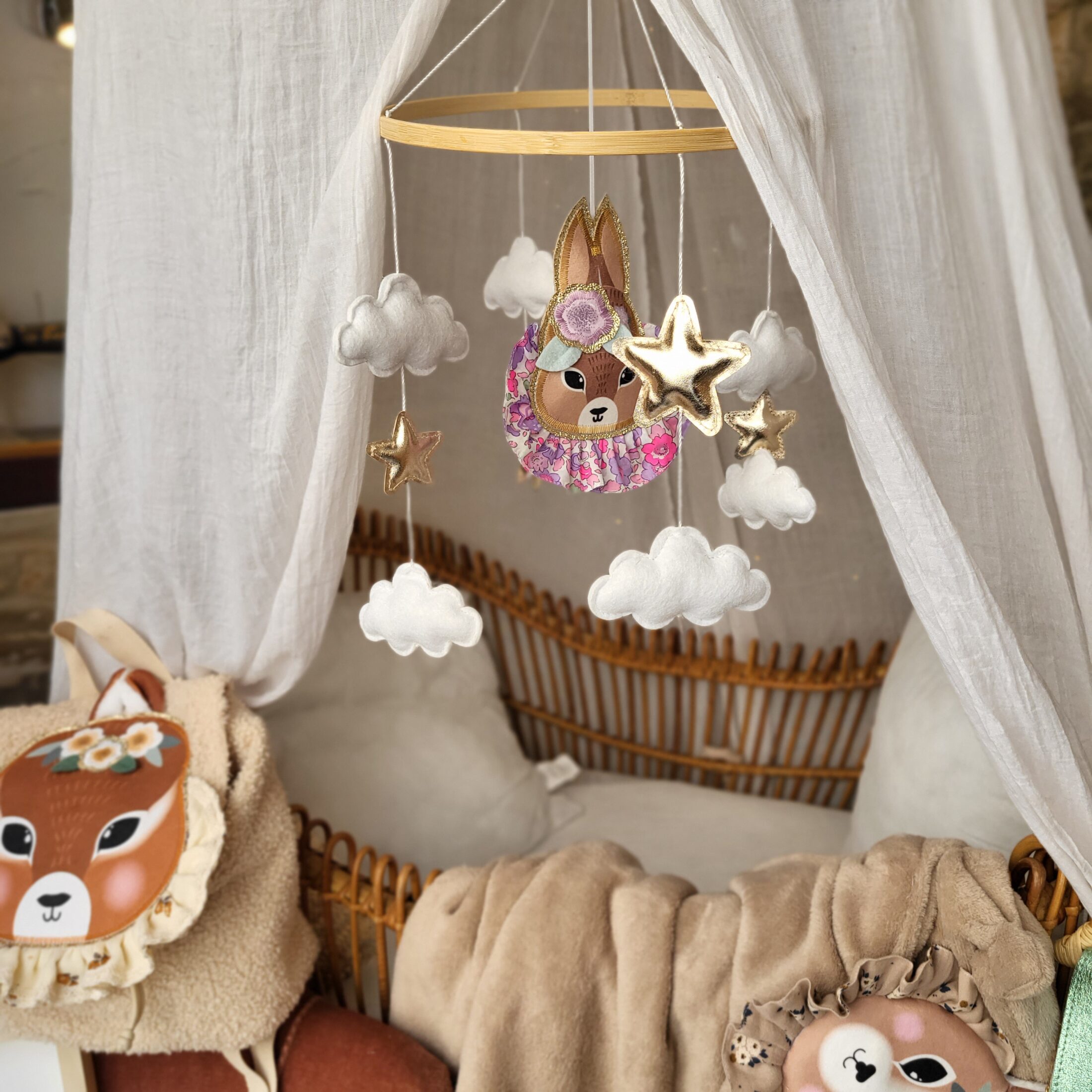 Mobile bébé lapin lilas – Guili Gribouilli - Linge de lit et de déco pour  enfant