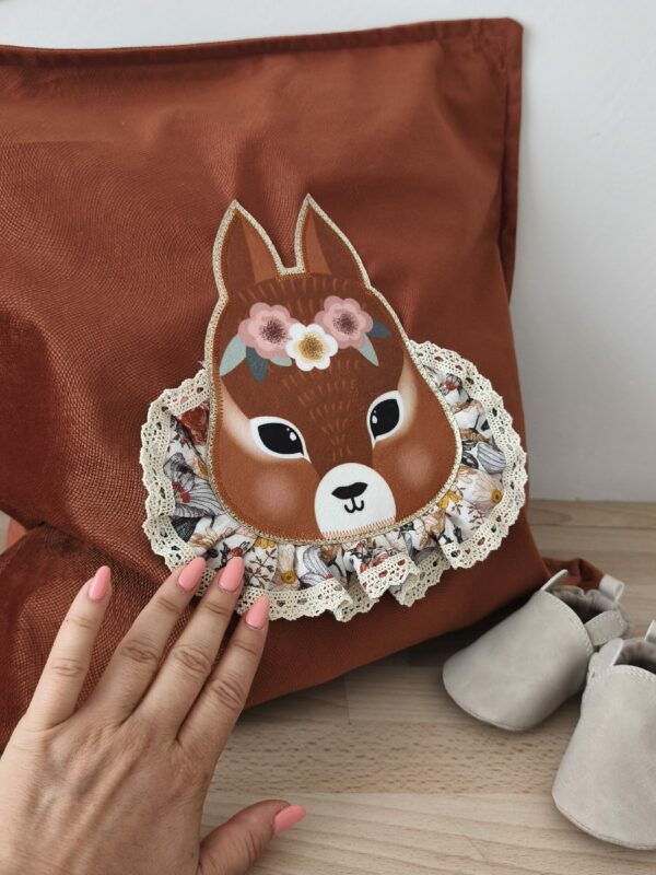 Coussin terracota écureuil fleurie
